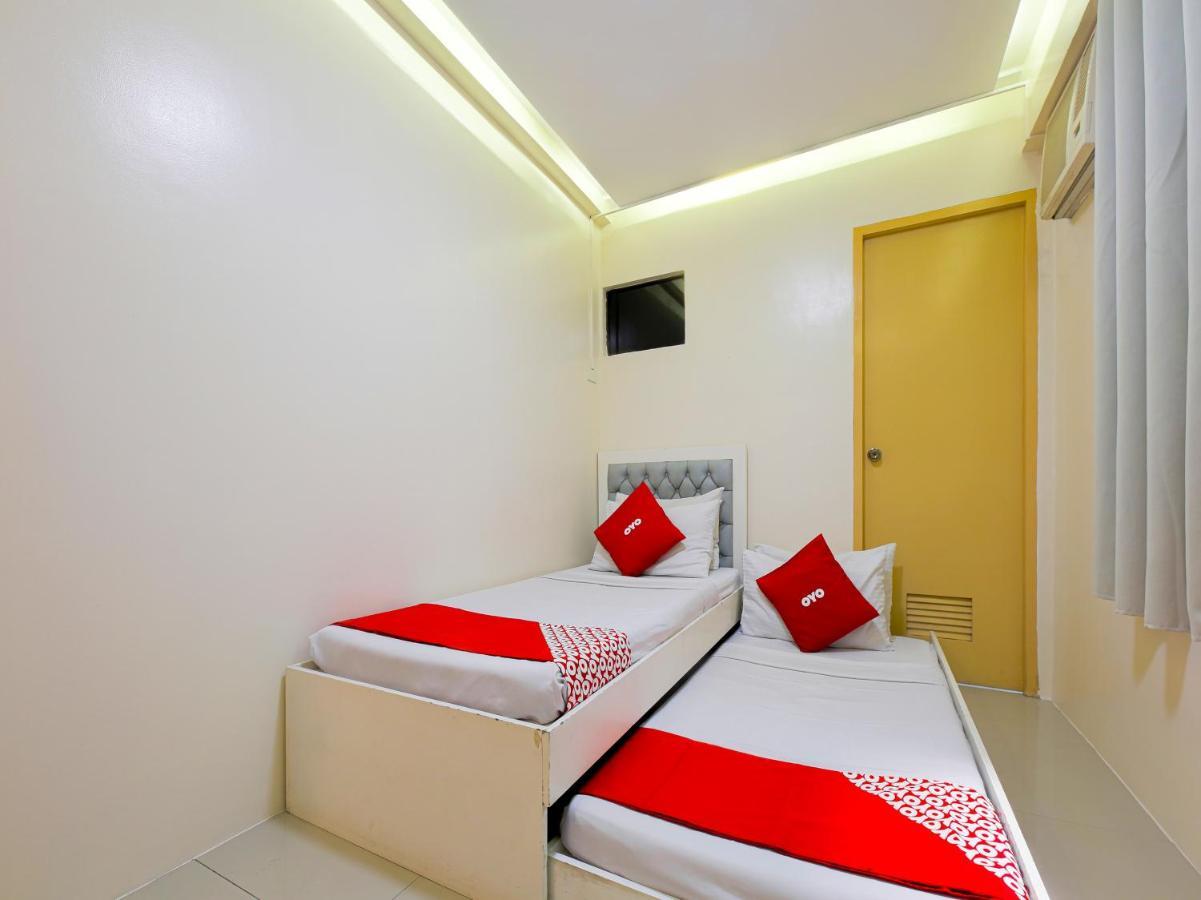 Oyo 783 Freemont Place Paranaque City Exterior foto